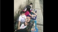 Ortu di PHK, Anak Anak Ini Terpaksa Jualan Mie di Jalan Sambil Kerjakan PR Mereka