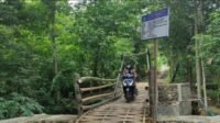Fakta di Balik Jembatan Bambu Anggaran Rp.200 Juta Yang Viral dan Mengejutkan Netizen