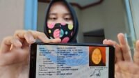 Foto KTP Cewek Tertawa Yang Dimarahi Petugas, Sempat Foto Ulang Pose Serius, Tetapi