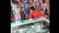 Viral Video Emak-Emak Ngamuk Hancurkan Tempat Perjudian