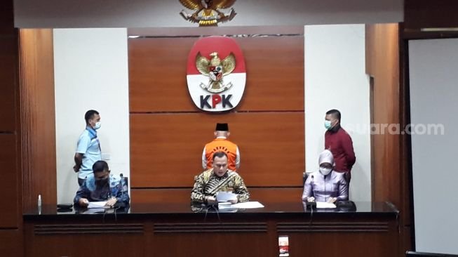 KPK tetapkan Bupati Hulu Sungai Utara Abdul Wahid sebagai tersangka kasus suap pengadaan barang dan jasa. (Suara.com/Welly Hidayat)