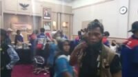 40311-ratusan-buruh-merangsek-masuk-ke-ruang-kerja-gubernur-banten-wahidin-halim