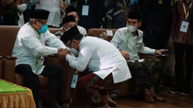 Gus Yahya mencium tangan Kiai Said Aqil Siradj [Foto: Istimewa]