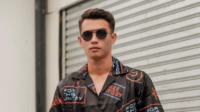 Gaya keren Nadeo Argawinata. (Dok. Instagram)