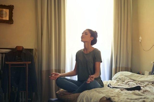 Ilustrasi meditasi di rumah. (Pexels)