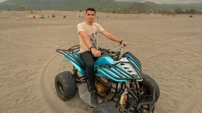 Gaya keren Nadeo Argawinata. (Dok. Instagram)