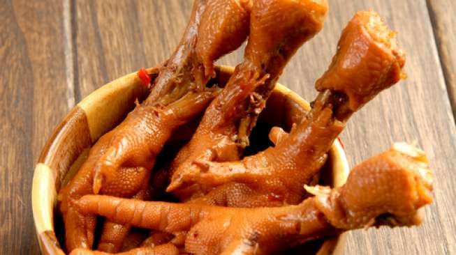 Ilustrasi makan ceker ayam ( shutterstock) 
