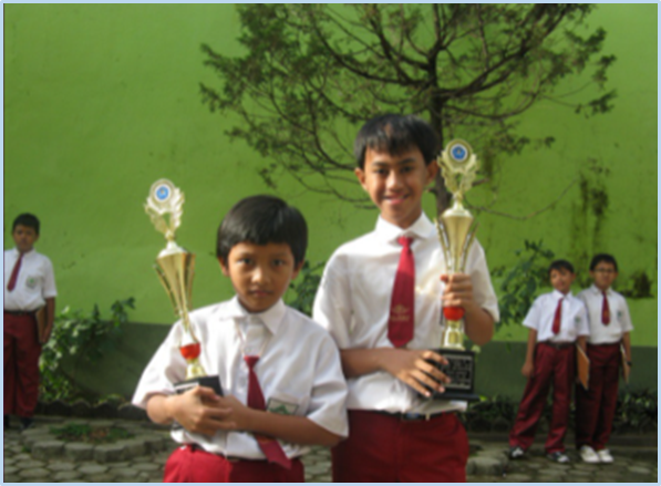 Cara mengisi kemerdekaan yang dilakukan anak pada gambar adalah ....