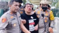 Video Ade Armando Babak Belur di Hajar Masa Demo 11 April Celananya Dilucuti