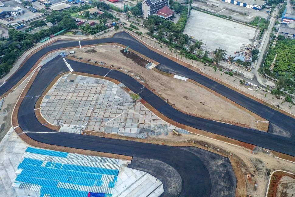 Foto udara lintasan Sirkuit Jakarta International E-Prix Circuit (JIEC) yang telah diaspal di kawasan Taman Impian Jaya Ancol, Jakarta, Rabu(13/4/2022).  ANTARA FOTO/Muhammad Adimaja