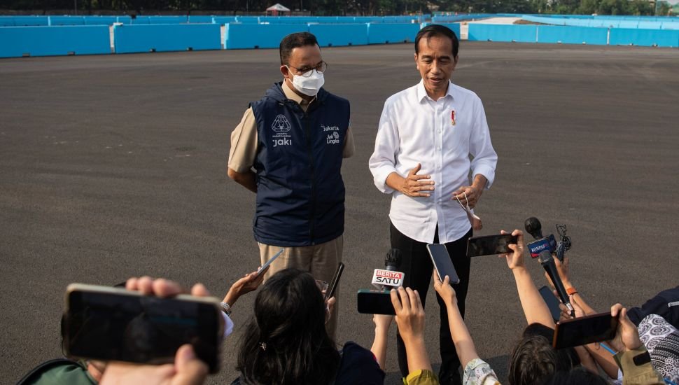 Presiden Joko Widodo (kanan) didampingi Gubernur DKI Jakarta Anies Baswedan memberikan keterangan kepada wartawan seusai meninjau Jakarta International E-Prix Circuit (JIEC) di Ancol, Jakarta Utara, Senin (25/4/2022). [ANTARA FOTO/Sigid Kurniawan/YU]