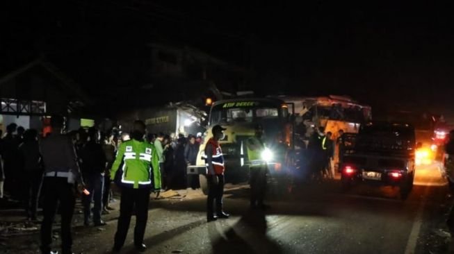 Petugas mengevakuasi bus yang menabrak rumah di Jalan Raya Payungsari, Dusun Pari, Desa Payungsari, Kecamatan Panumbangan, Kabupaten Ciamis, Sabtu (21/5/2022) malam. (ANTARA/HO-Polres Ciamis)
