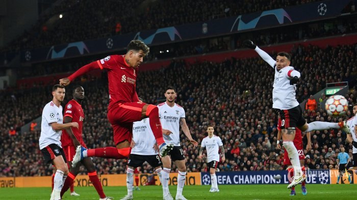 Gelandang Liverpool asal Brasil Roberto Firmino mencetak gol ketiga timnya selama pertandingan sepak bola leg kedua perempat final Liga Champions UEFA antara Liverpool dan Benfica di stadion Anfield, di Liverpool, pada 13 April 2022.
(Photo by Paul ELLIS / AFP)
