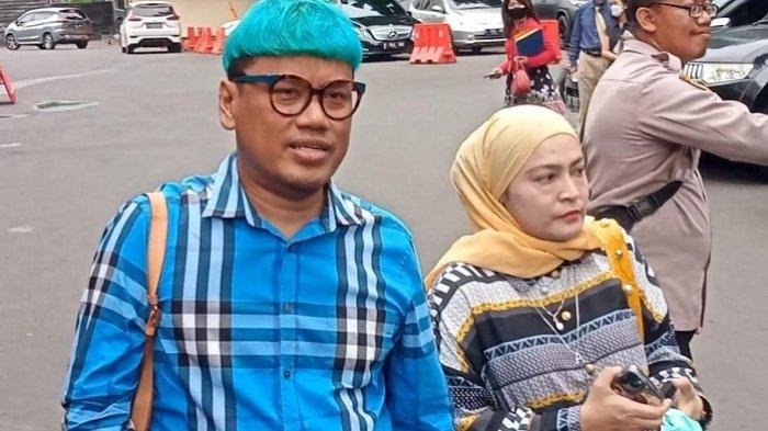 Uya kuya bersama istrinya, Astrid Khairunnisha menyambangi Polda Metro Jaya, Rabu (25/5/2022).