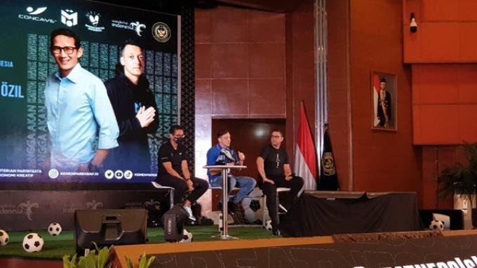 Menparekraf Sandiaga Uno Bersama Mesut Ozil di Kantor Kemenparekraf, Jakarta Pusat, Rabu (25/5/2022).