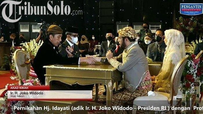 Ketua Mahkamah Konstitusi (MK) Anwar Usman saat ijab qabul di hadapan Presiden Joko Widodo (Jokowi) yang merupakan wali dari adiknya Idayati di Graha Saba Buana, Sumber, Kecamatan Banjarsari, Kota Solo, Kamis (26/5/2022).