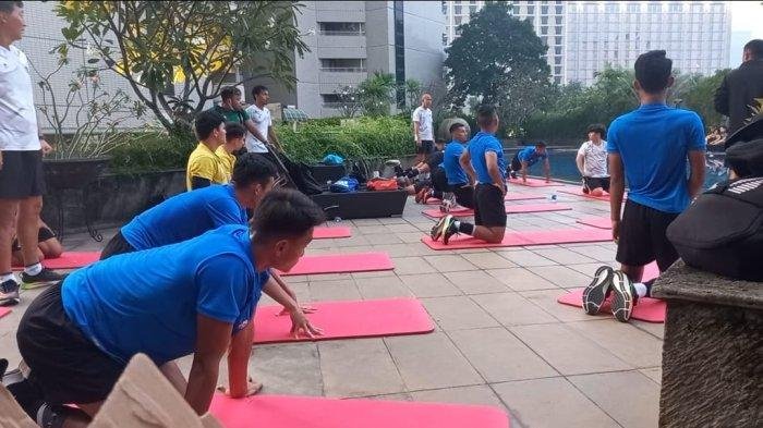 Skuat Timnas Indonesia saat menjalani latihan ringan di Hotel Sultan, Senayan, Jakarta, Kamis (26/5/2022).