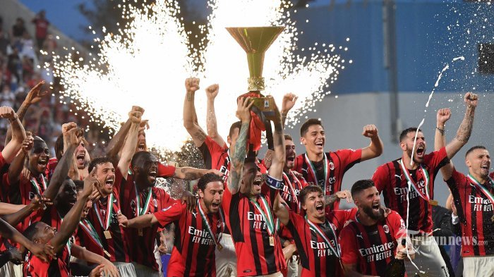 Bek AC Milan Italia Alessio Romagnoli (tengah) dan para pemain AC Milan merayakan dengan trofi pemenang setelah AC Milan memenangkan pertandingan sepak bola Serie A Italia antara Sassuolo dan AC Milan, mengamankan gelar 