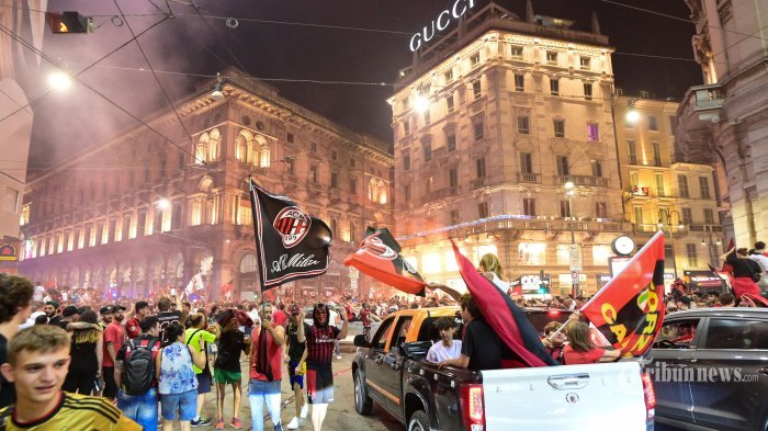 Fans AC Milan merayakan di pusat kota Milan setelah AC Milan memenangkan kejuaraan sepak bola 