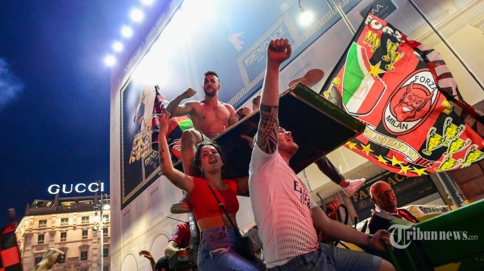 Fans AC Milan merayakan di pusat kota Milan setelah AC Milan memenangkan kejuaraan sepak bola 