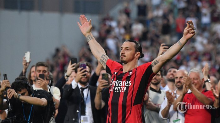 Pemain depan AC Milan Swedia Zlatan Ibrahimovic, memegang cerutu, merayakan selama upacara trofi pemenang setelah AC Milan memenangkan pertandingan sepak bola Serie A Italia antara Sassuolo dan AC Milan, mengamankan kejuaraan 