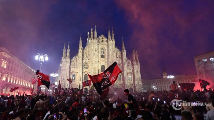 Fans AC Milan merayakan di Piazza Duomo di pusat kota Milan setelah AC Milan memenangkan kejuaraan 