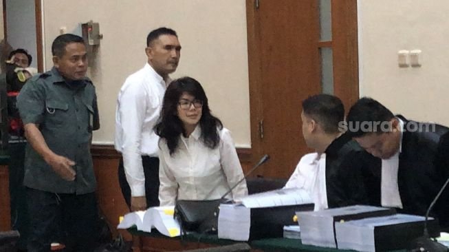 Terdakwa Linda saat menjalani sidang kasus sabu Irjen Teddy Minahasa di PN Jakbar. (Suara.com/Faqih)