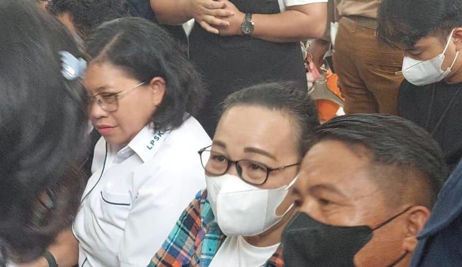 Kedua orang tua (Ortu) Bharada Richard Eliezer atau Bharada E yakni Junus Lumia dan ibunda Rynecke Alma Pudiang hadir menyaksikan sidang pembacaan duplik perkara pembunuhan berencana Brigadir Nofriansyah Yosua Hutabarat atau Brigadir J di Pengadilan Negeri Jakarta Selatan, Kamis (2/2/2023). [Suara.com/Rakha]