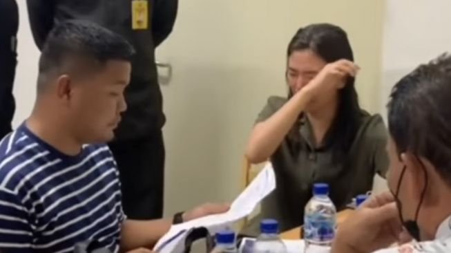 Sekelompok penagih hutang atau debt collector mengambil paksa mobil milik wanita bernama Clara di apartemen Casa Grande, Tebet, Jakarta Selatan, pada Jumat (17/2/2023). (tangkap layar)