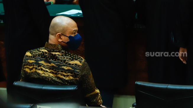 Terdakwa kasus narkoba Teddy Minahasa saat mengikuti sidang di Pengadilan Negeri Jakarta Barat, Kamis (2/2/2023). [Suara.com/Alfian Winanto]