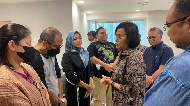 Menteri Keuangan bertemu dengan ayah David, Jonathan Latimahina di RS Mayapada, Jakarta Selatan, Sabtu (25/2/2023). (Facebook).