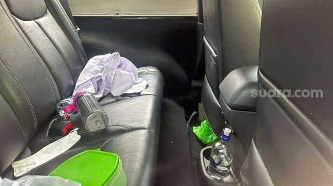 Botol minuman berakohol atau miras ditemukan di dalam mobil Rubicon yang digunakan Mario Dandy Satriyo (20) saat menganiaya David (17) di Pesanggrahan, Jakarta Selatan. (Suara.com/Yasir)
