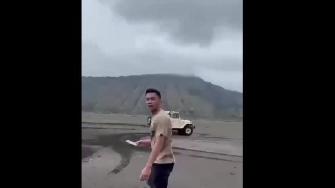Sebuah video memperlihatkan mobil Rubicon Mario Dandy bisa masuk kawasan Gunung Bromo. (Twitter)