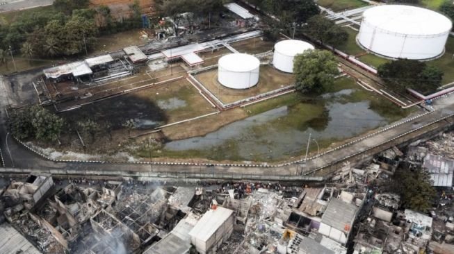 Foto udara permukiman penduduk yang hangus terbakar dampak kebakaran Depo Pertamina Plumpang di Jalan Koramil, Rawa Badak Selatan, Koja, Jakarta, Sabtu (4/3/2023). Kejadian tersebut merenggut 14 nyawa warga dan melukai puluhan lainnya. ANTARA FOTO/M Risyal Hidayat/foc.