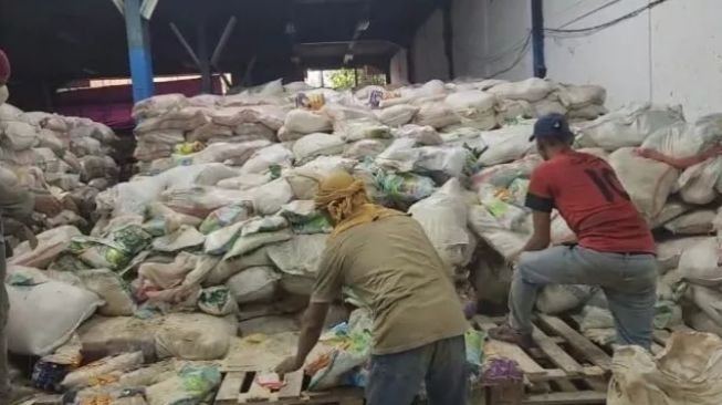 Gudang penyimpanan beras rusak terkait dugaan korupsi bansos di era mantan Gubernur DKI Anies Baswedan. (Ist)