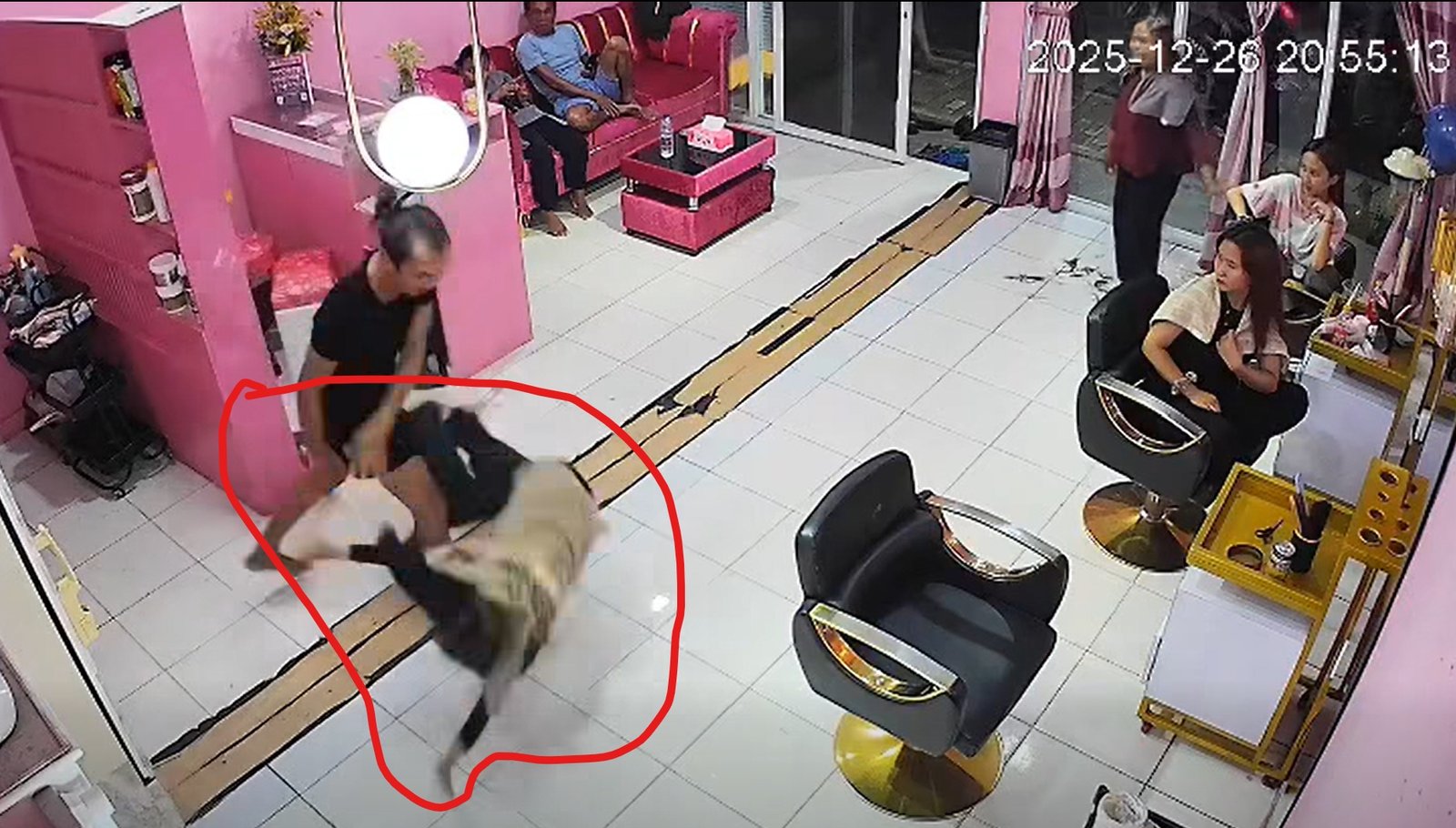 Miris! Gegara Selisih Tarif, Waria di Pohuwato Terekam CCTV Aniaya Rekan Kerja hingga Babak Belur