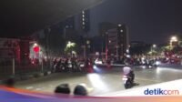 massa-masih-berkumpul-di-flyover-slipi-jumat-2882026-dini-hari-taufiqdetikcom-1787857564726_169.jpeg