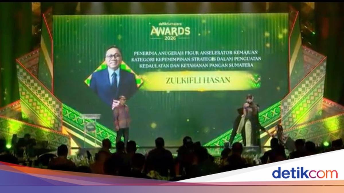 menteri-koordinator-bidang-pangan-zulkifli-hasan-zulhas-menerima-penghargaan-detiksumatera-awards-2026-1788016590741_169.jpeg