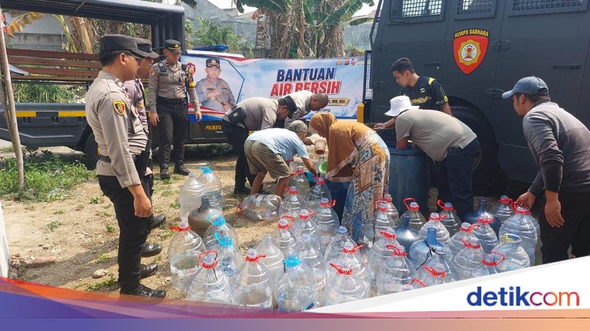 polresta-tangerang-mengirimkan-air-bersih-di-desa-bantar-panjang-kecamatan-tigaraksa-kabupaten-tangerang-yang-mengalami-kekeri-1788017247944_169.jpeg