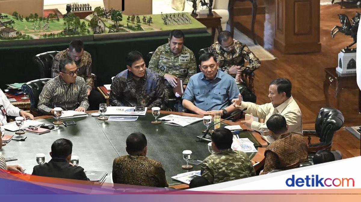 prabowo-rapat-di-hambalang-bersama-paglima-tni-dan-para-kepala-staf-angkatan-dok-instagram-seskab-1788022415901_169.jpeg