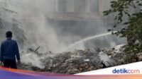 kebakaran-tumpukan-sampah-terjadi-di-kawasan-pisangan-ciputat-timur-tangerang-selatan-tangsel-api-masih-berkobar-di-lokasi-keb-1788490292650_169.jpeg