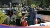 polres-metro-bekasi-kota-turun-ke-jalan-membagikan-masker-antisipasi-abu-vulkanik-anak-krakatau-1788702096948_169.jpeg