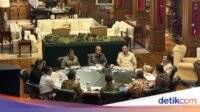 presiden-prabowo-subianto-terima-laporan-satgas-pkh-tentang-penertiban-kawasan-hutan-dan-penambangan-ilegal-1788557309763_169.jpeg